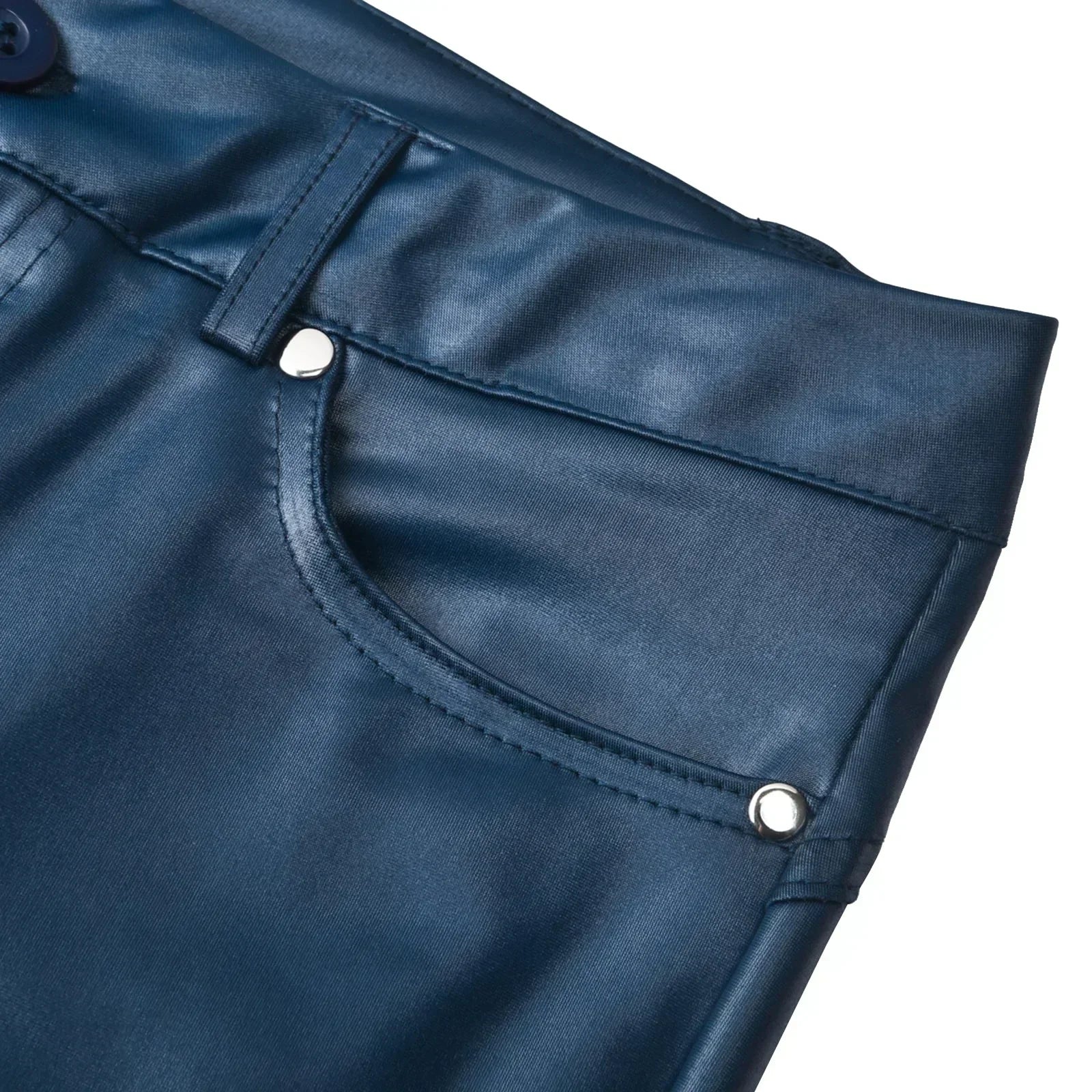 Dunkelblaue, glänzende Lederhose mit silbernen Nieten und Knopfdetails. Modische Damenbekleidung, trendiger Look, hochwertiges Material.