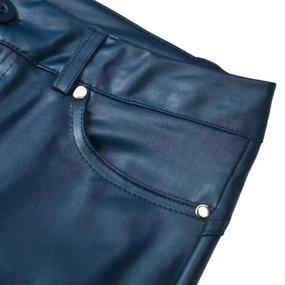 Dunkelblaue, glänzende Lederhose mit silbernen Nieten und Knopfdetails. Modische Damenbekleidung, trendiger Look, hochwertiges Material.