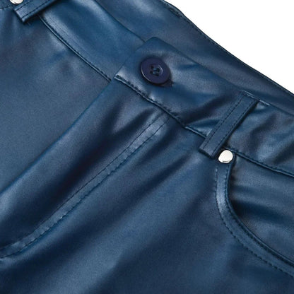 Dunkelblaue Satin-Hose mit Knopfverschluss und silbernen Nieten. Glänzender Stoff, elegantes Design, ideal für modische Outfits.