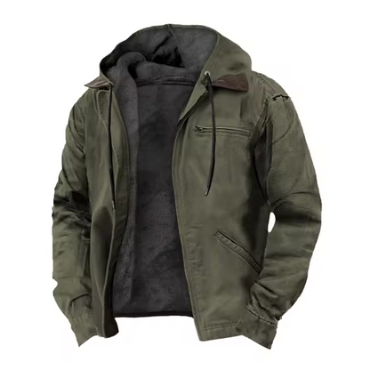 Olivgrüne Herrenjacke mit Kapuze, Reißverschluss und mehreren Taschen, ideal für Outdoor-Aktivitäten. Robustes Design, warm gefüttert.