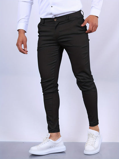 Mann in schwarzer Slim-Fit-Hose und weißen Sneakers, weißes Hemd. Modische Herrenbekleidung, eleganter Look, stilvolle Freizeitmode.