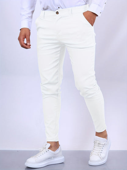 Mann in weißen Slim-Fit-Hosen und weißen Sneakers, modisch elegant gekleidet. Perfekte Herrenmode für stilvolle Anlässe und Freizeit.