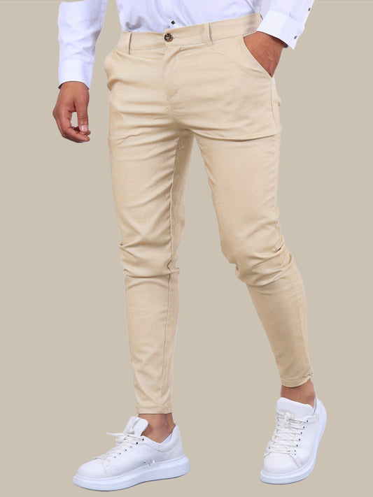 Beige Chinohose für Herren, kombiniert mit weißem Hemd und weißen Sneakers. Modischer, eleganter Look. Perfekt für Freizeit und Büro.