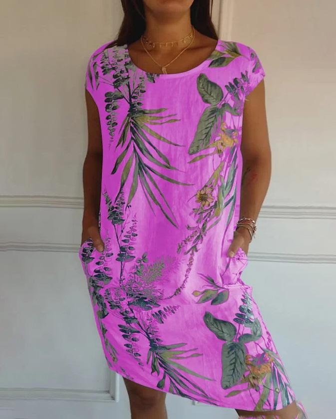 Frau trägt lila Sommerkleid mit tropischem Blumenmuster, kurzen Ärmeln und Taschen. Modetrend, Damenbekleidung, Freizeitkleidung.