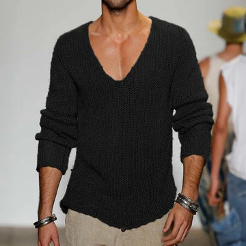 Mann trägt schwarzen Strickpullover mit V-Ausschnitt, kombiniert mit beigen Hosen. Modetrend, Herrenmode, lässiger Look.