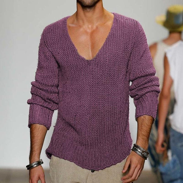 Lila Strickpullover für Herren mit V-Ausschnitt, lässig und modisch, ideal für Herbstmode. Perfekt kombiniert mit hellen Hosen.