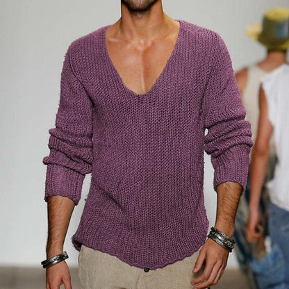 Lila Strickpullover für Herren mit V-Ausschnitt, lässig und modisch, ideal für Herbstmode. Perfekt kombiniert mit hellen Hosen.