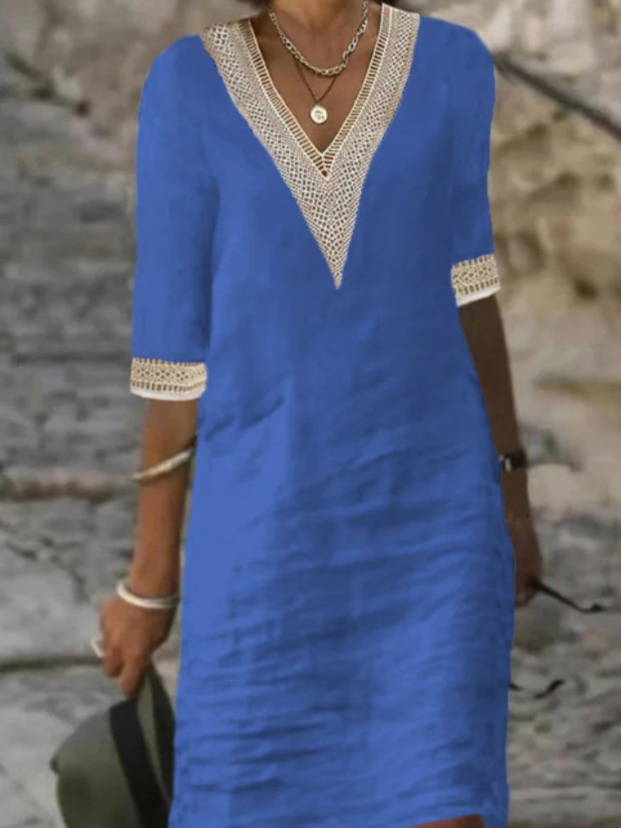 Frau in blauem Sommerkleid mit Spitzenbesatz, V-Ausschnitt und Dreiviertelärmeln, hält Hut. Elegantes Freizeitoutfit für Damenmode.