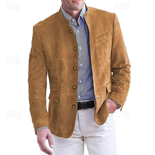 Mann in braunem Wildlederblazer, gestreiftem Hemd und weißer Hose. Elegante Herrenmode, stilvoller Freizeitlook, modischer Blazer für Männer.
