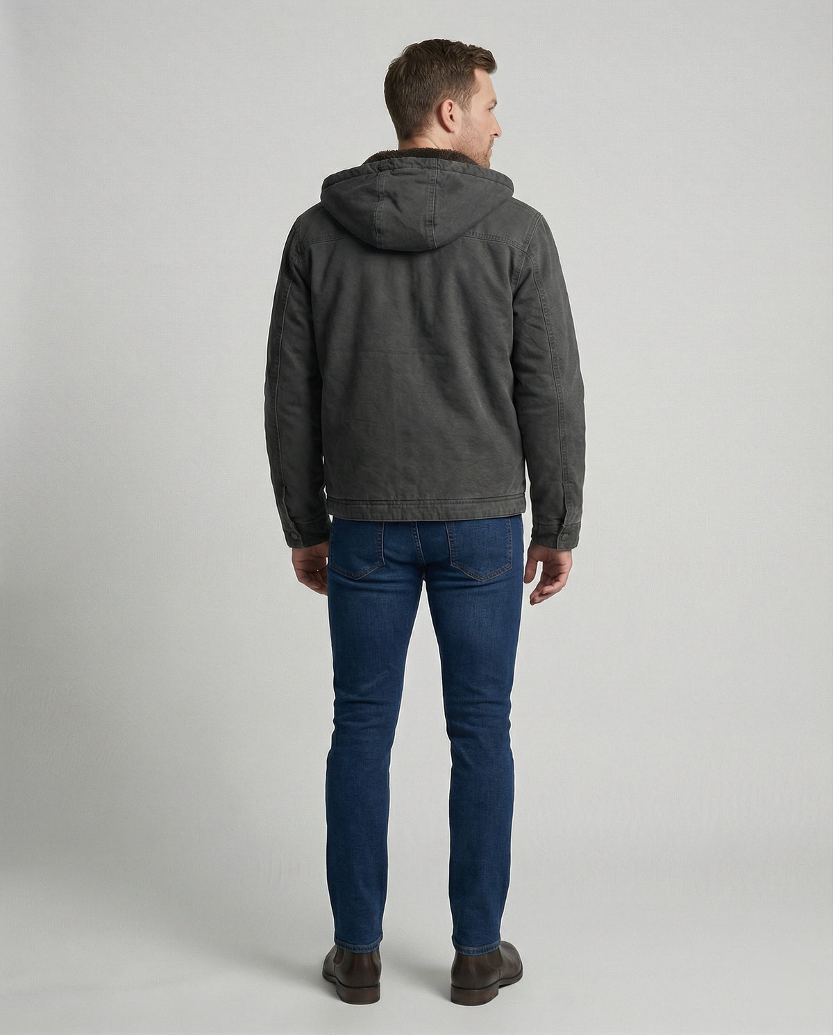 Detailansicht des bequemen Schnitts der Herren-Outdoor-Jacke