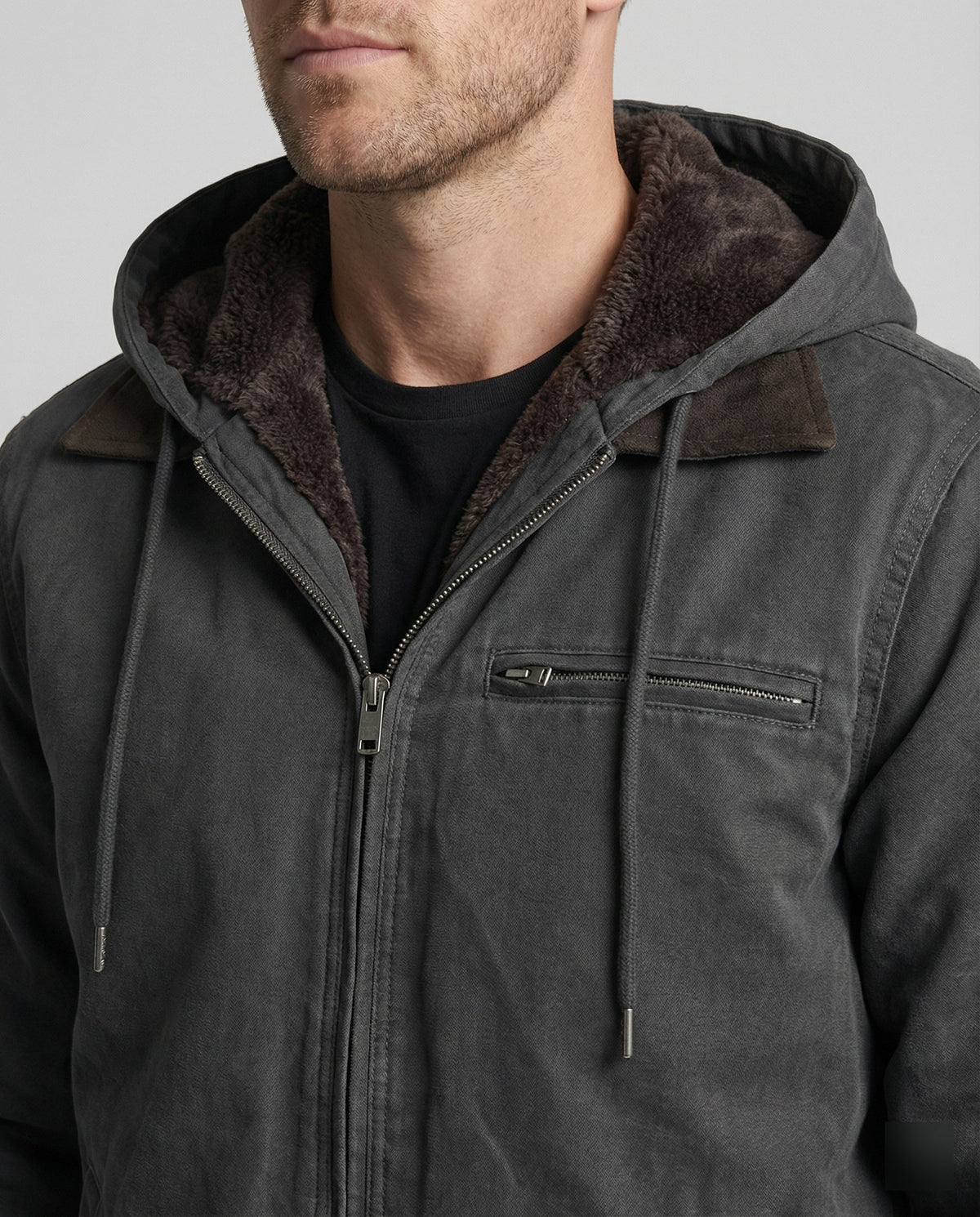 Herren-Outdoor-Jacke in einer seitlichen Ansicht