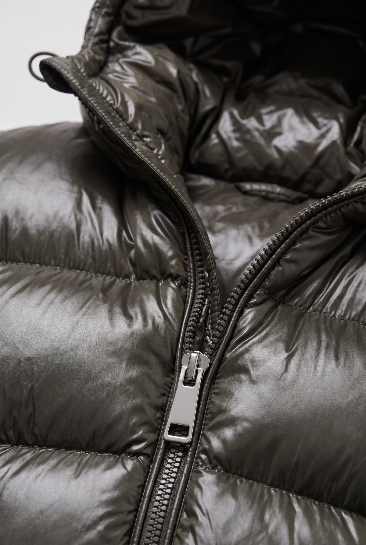 Detailansicht der Kapuze und Steppung der Herrenjacke