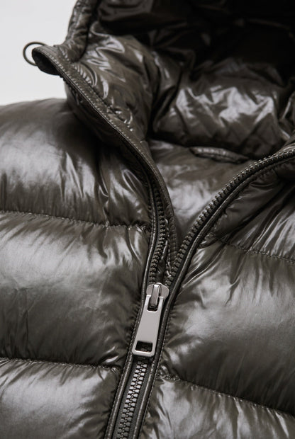 Detailansicht der Kapuze und Steppung der Herrenjacke