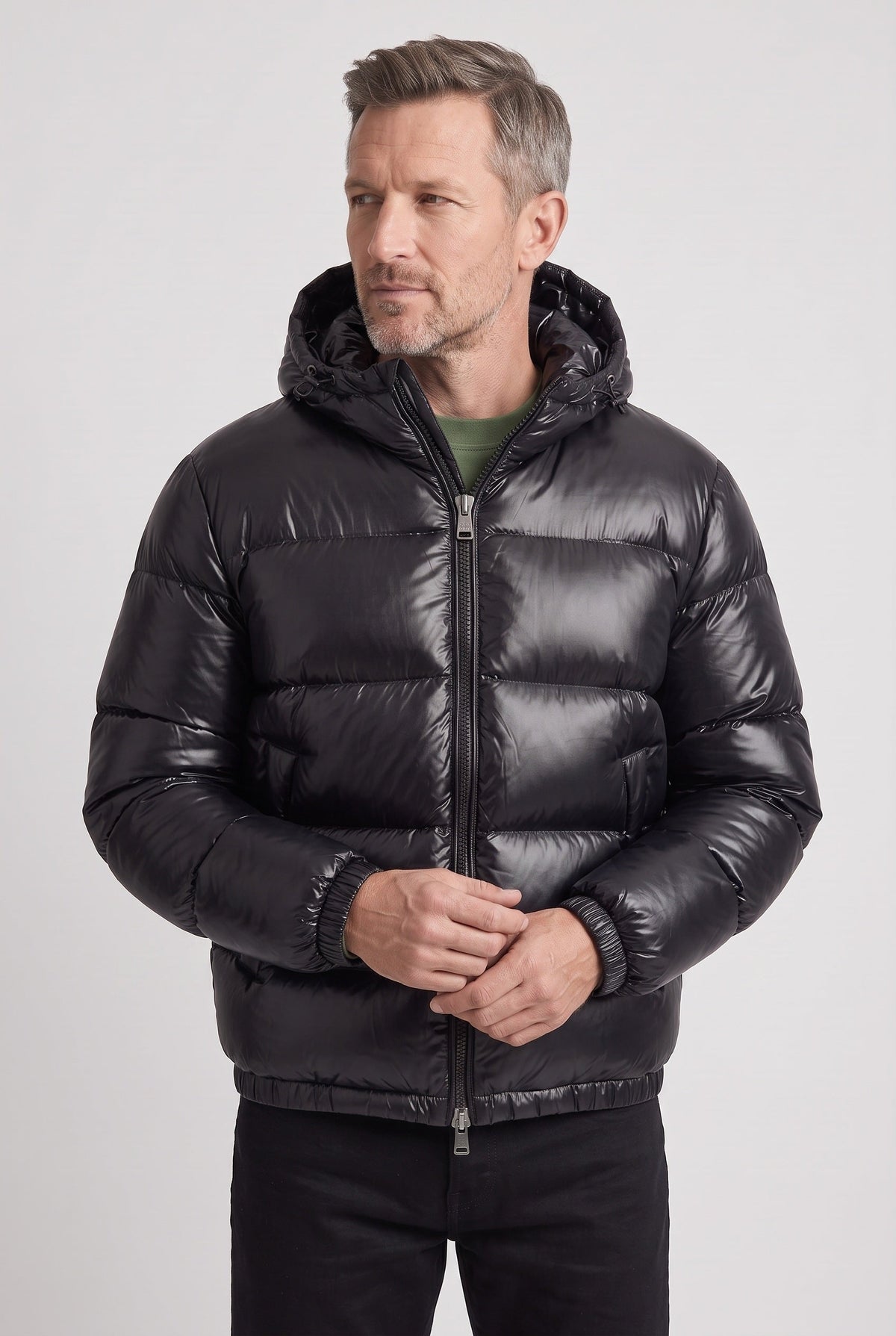 Herren-Steppjacke mit Kapuze in einer seitlichen Ansicht