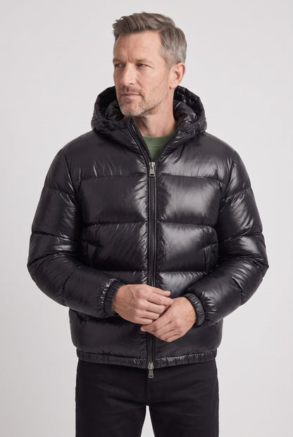 Herren-Steppjacke mit Kapuze in einer seitlichen Ansicht