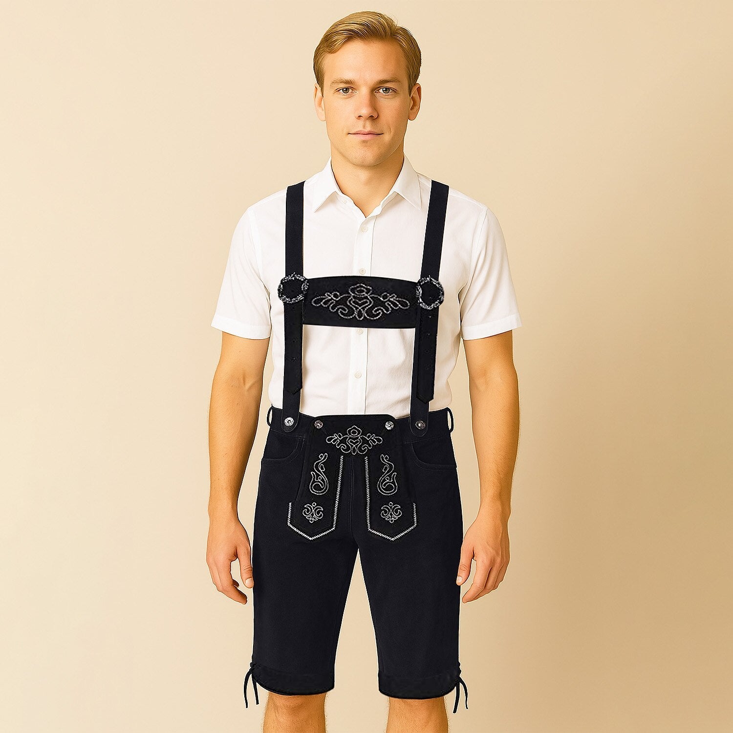 Mann in traditioneller schwarzer Lederhose mit weißem Hemd, Trachtenmode, bayerische Kleidung, Oktoberfest-Outfit, vor neutralem Hintergrund.