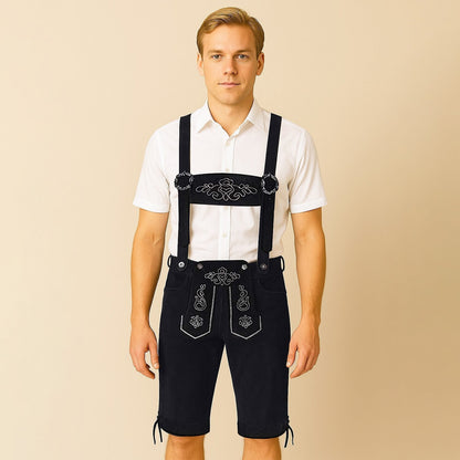 Mann in traditioneller schwarzer Lederhose mit weißem Hemd, Trachtenmode, bayerische Kleidung, Oktoberfest-Outfit, vor neutralem Hintergrund.