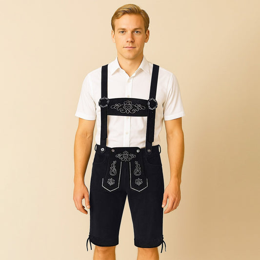 Mann in traditioneller schwarzer Lederhose mit weißem Hemd, Trachtenmode, bayerische Kleidung, Oktoberfest-Outfit, vor neutralem Hintergrund.