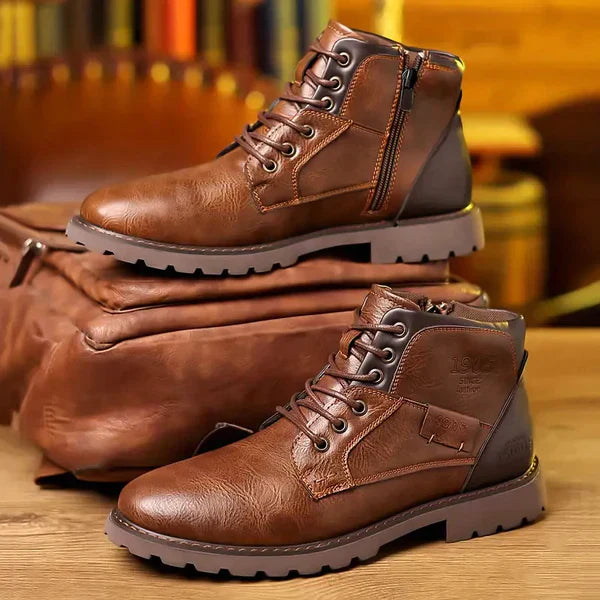 Braune Herren-Winterstiefel aus Leder mit Schnürung und Reißverschluss, robustes Design, auf Holztisch vor Ledertasche, ideal für Outdoor-Aktivitäten.