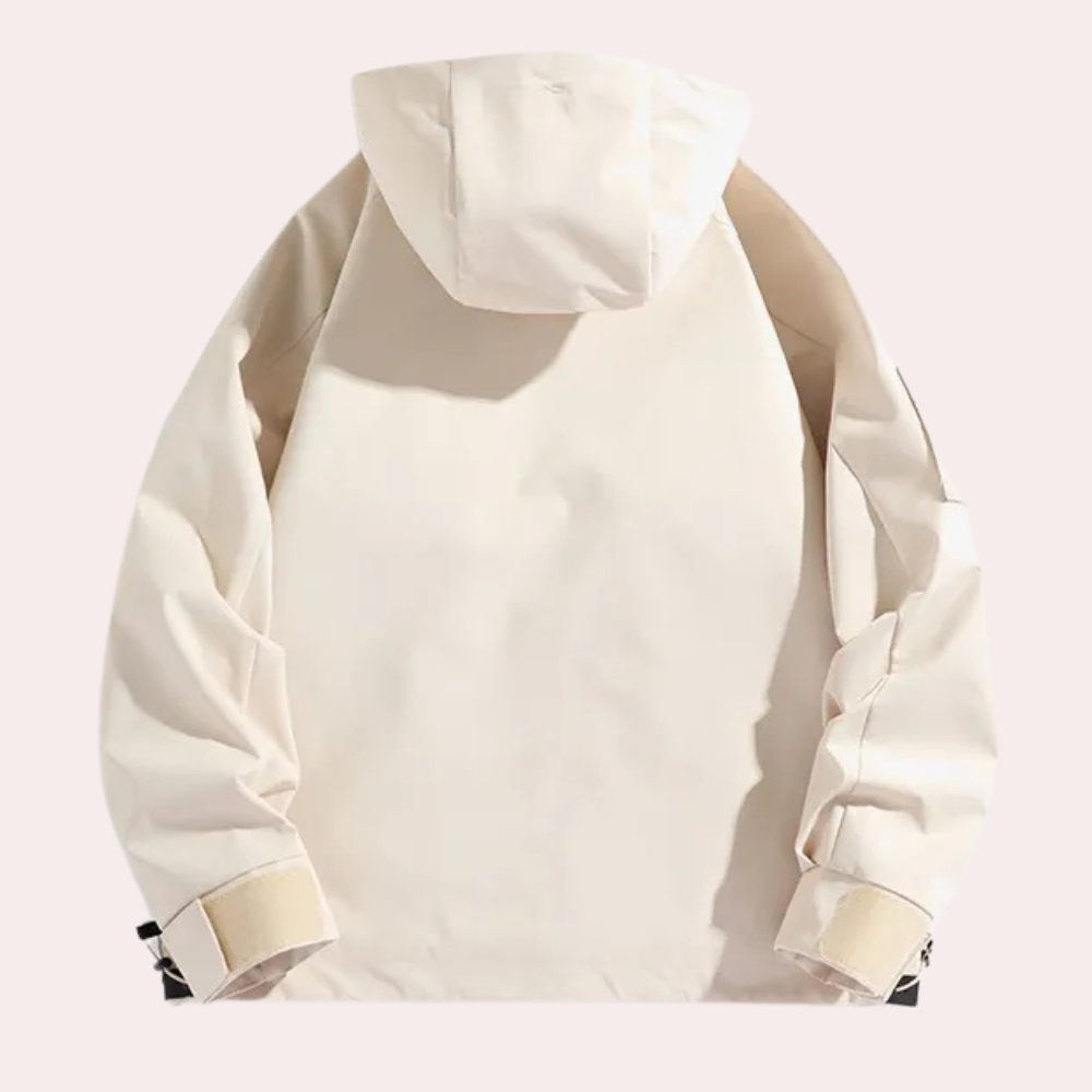 Beige Herren-Windjacke mit Kapuze, Rückansicht. Stilvolle Outdoor-Bekleidung, ideal für Herbst und Frühling. Hochwertiges Material, modisches Design.