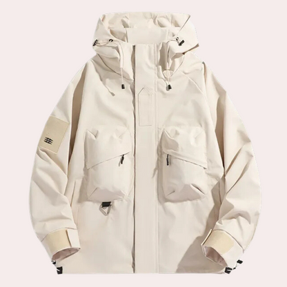 Beige Outdoor-Jacke mit Kapuze, zwei Fronttaschen und Reißverschlüssen. Funktionale Herrenjacke für Wandern und Trekking. Wetterfest und stylisch.