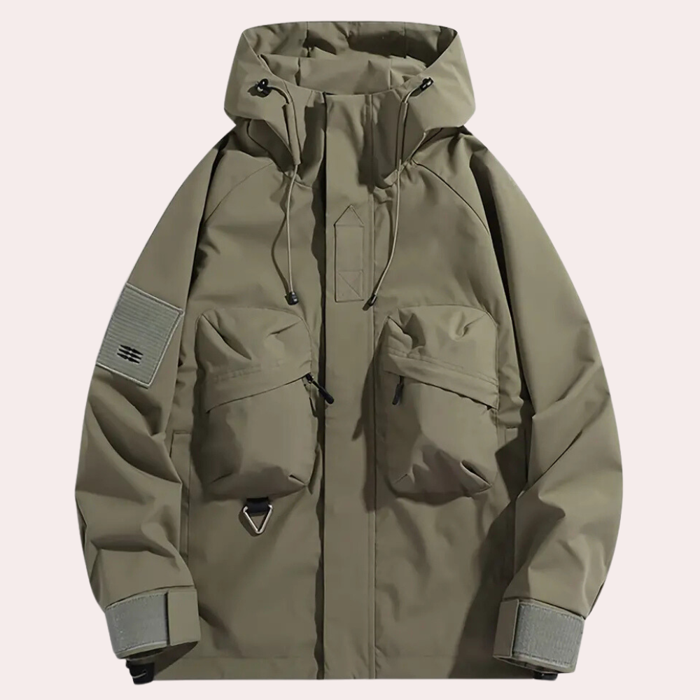Beige Outdoor-Jacke mit Kapuze, großen Fronttaschen und verstellbaren Bündchen. Funktionale Herrenjacke für Wandern und Trekking.