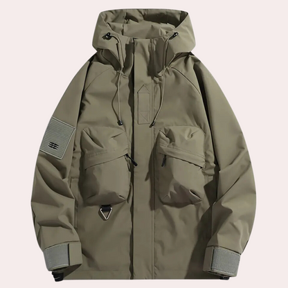 Beige Outdoor-Jacke mit Kapuze, großen Fronttaschen und verstellbaren Bündchen. Funktionale Herrenjacke für Wandern und Trekking.