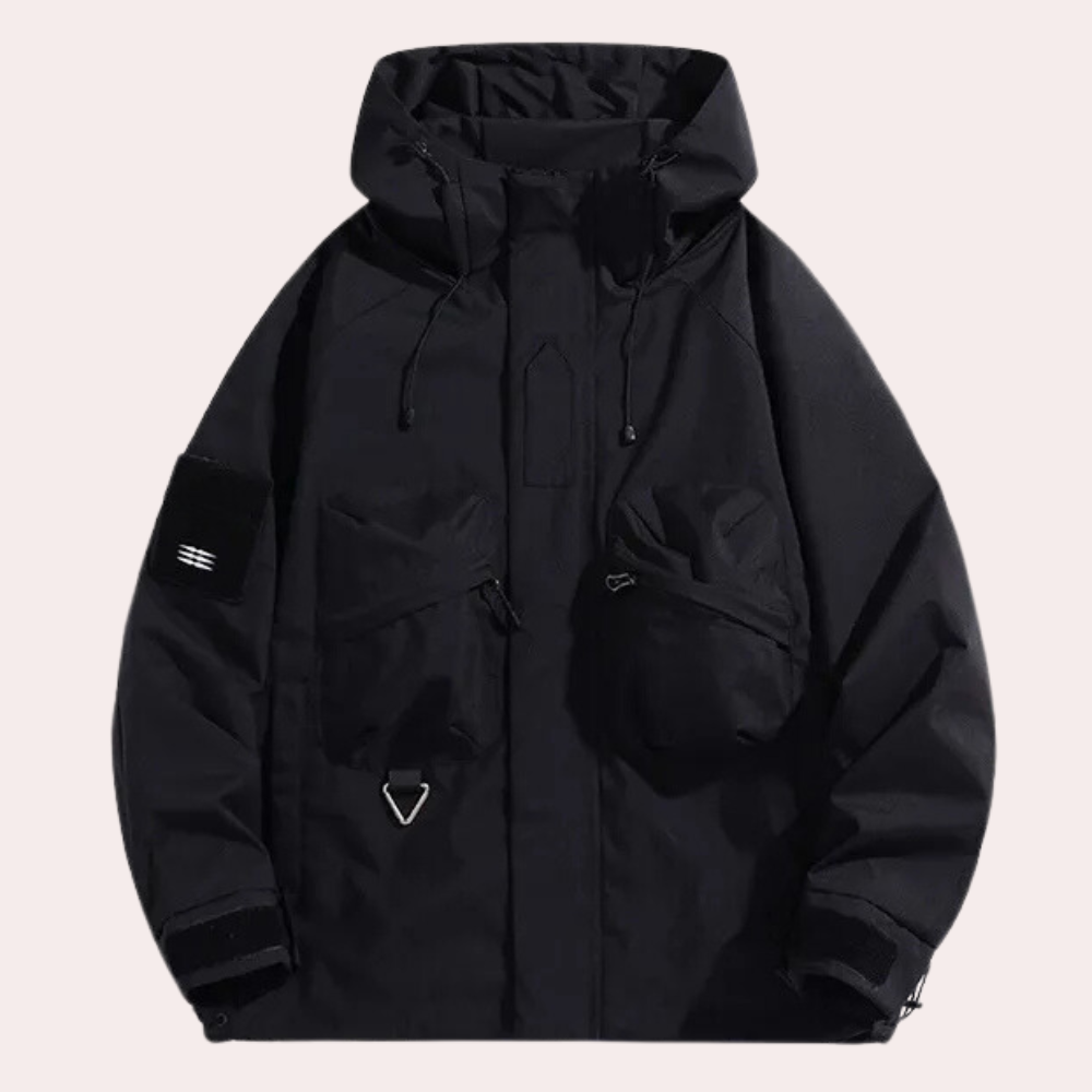 Schwarze Herren-Winterjacke mit Kapuze, mehreren Taschen und Reißverschlüssen. Funktionale Outdoor-Bekleidung, ideal für kaltes Wetter.