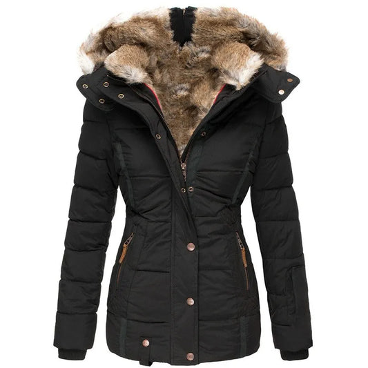 Schwarze Damen-Winterjacke mit Kunstfellkapuze, Reißverschluss und Knöpfen. Stilvolle, warme Steppjacke für kalte Tage.