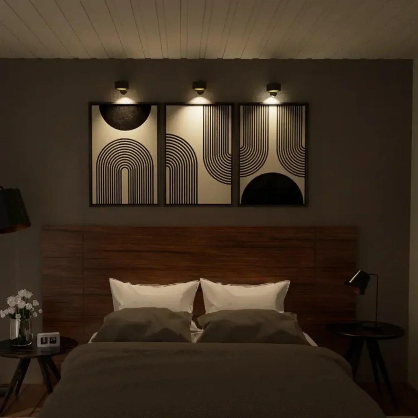 Modernes Schlafzimmer mit Doppelbett, stilvoller Wandkunst und dezenter Beleuchtung. Elegantes Interieur, gemütliche Atmosphäre, zeitgenössisches Design.
