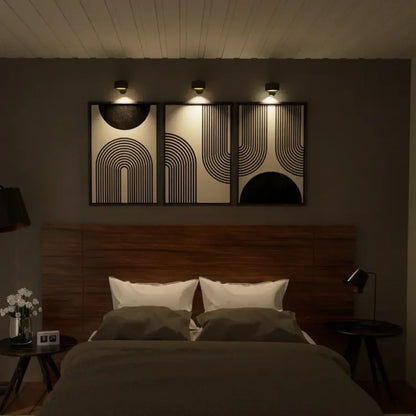 Modernes Schlafzimmer mit Doppelbett, stilvoller Wandkunst und dezenter Beleuchtung. Elegantes Interieur, gemütliche Atmosphäre, zeitgenössisches Design.