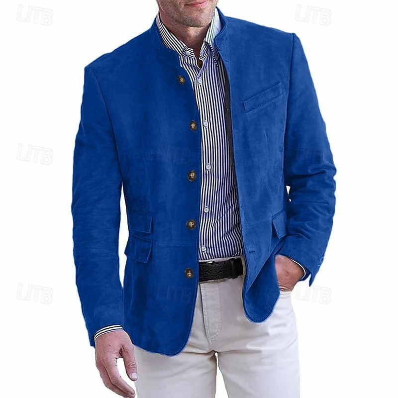 Mann in blauem Sakko mit Stehkragen, gestreiftem Hemd und weißer Hose. Elegante Herrenmode, stilvoller Blazer, Freizeitoutfit.