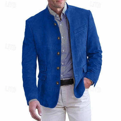 Mann in blauem Sakko mit Stehkragen, gestreiftem Hemd und weißer Hose. Elegante Herrenmode, stilvoller Blazer, Freizeitoutfit.