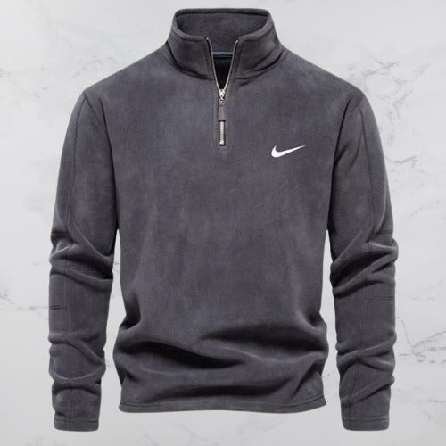 Grauer Nike Fleece-Pullover mit Reißverschluss, sportlich, bequem, ideal für Herbst und Winter. Perfekt für Outdoor-Aktivitäten und Freizeitkleidung.