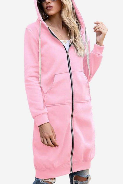 Damenmode: Langer rosa Kapuzenpullover mit Reißverschluss, Kängurutaschen und weißen Kordeln. Perfekt für lässige Outfits und Streetwear.