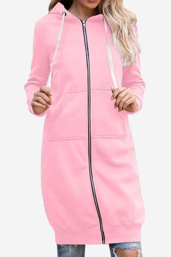 Damen Kapuzenpullover Kleid in Rosa mit Reißverschluss, langen Ärmeln und Kängurutaschen. Modisches Freizeitoutfit für Herbst und Winter.