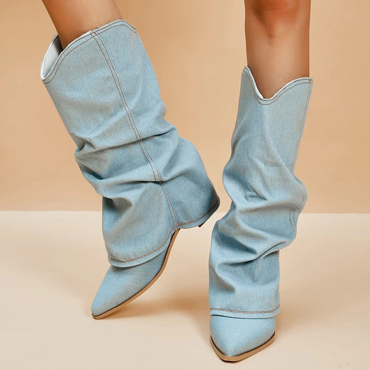 Damen Stiefel aus hellblauem Denim, spitze Zehen, kniehoch, modisch, lässig, ideal für Herbstmode, trendige Schuhe, stilvolle Damenbekleidung.
