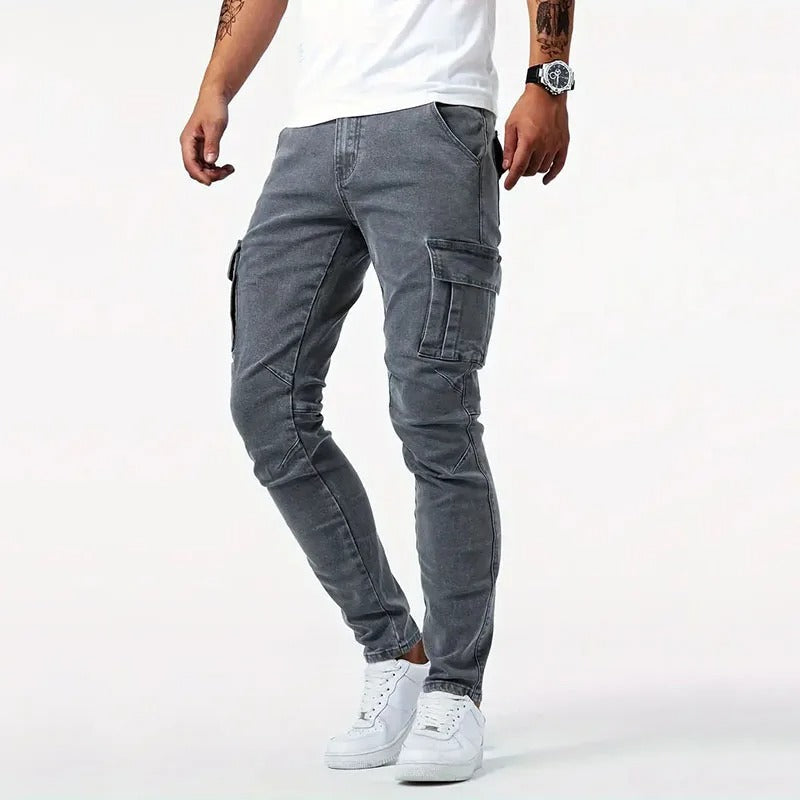 Graue Cargo-Jeans für Herren, kombiniert mit weißem T-Shirt und weißen Sneakers. Modische Herrenbekleidung, lässiger Streetwear-Stil.