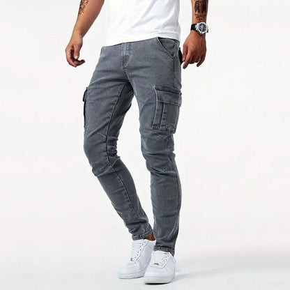 Graue Cargo-Jeans für Herren, kombiniert mit weißem T-Shirt und weißen Sneakers. Modische Herrenbekleidung, lässiger Streetwear-Stil.