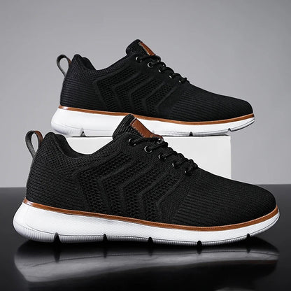 Schwarze Herren-Sneaker mit weißer Sohle, atmungsaktivem Mesh-Obermaterial und Schnürverschluss, ideal für Sport und Freizeit.