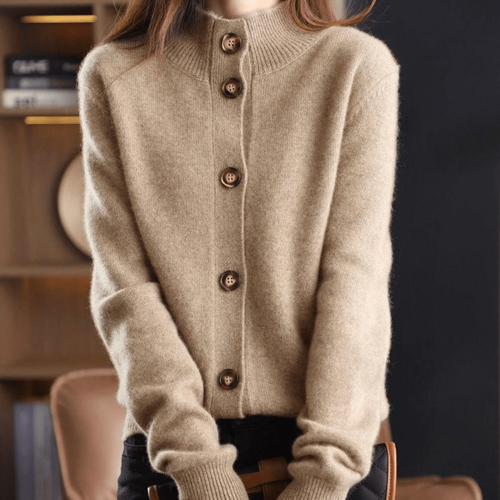 Beige Damen-Strickjacke mit Holzknöpfen, weiches Material, modisches Design, ideal für Herbst und Winter, gemütlicher Look, hochwertige Damenmode.