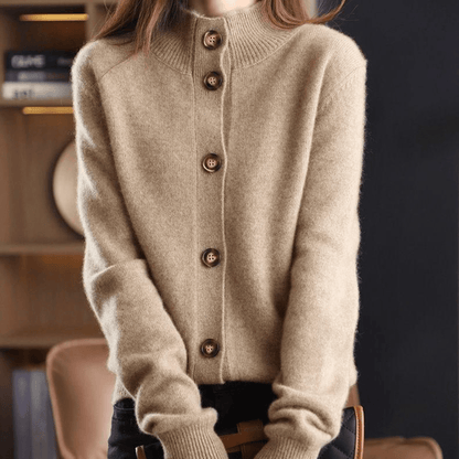 Beige Damen-Strickjacke mit Holzknöpfen, weiches Material, modisches Design, ideal für Herbst und Winter, gemütlicher Look, hochwertige Damenmode.
