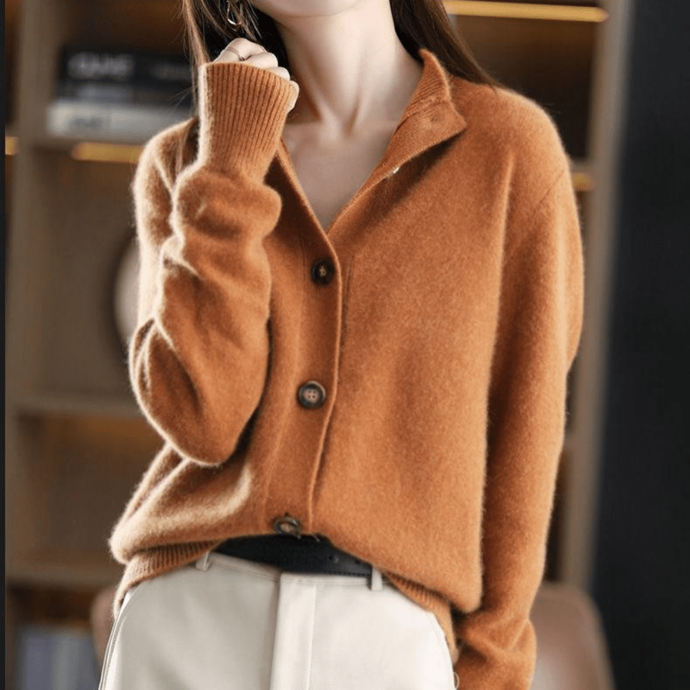 Frau in braunem Strickpullover mit Knöpfen, modisch und elegant, Herbstmode, gemütlicher Look, Innenaufnahme, stilvolle Damenbekleidung.