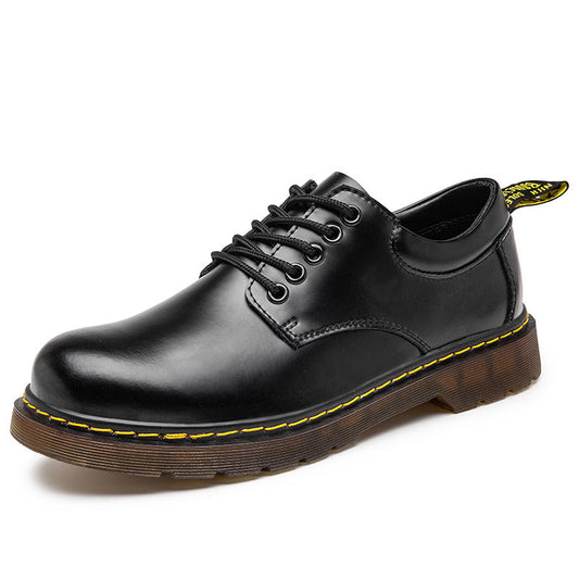 Schwarzer Lederschuh mit gelber Naht, flachem Absatz und Schnürsenkeln. Klassisches Design, ideal für Herrenmode und lässige Outfits.