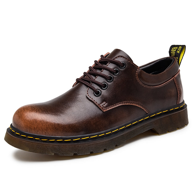 Brauner Lederschuh mit Schnürsenkeln, robuster Sohle und gelber Naht. Stilvoller Herrenschuh, ideal für Freizeit und Business.