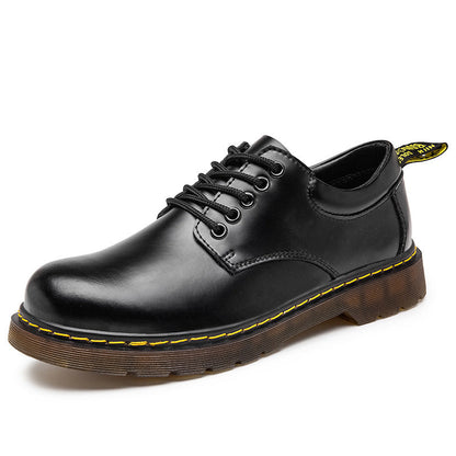 Schwarzer Lederschuh mit gelber Naht, rutschfeste Sohle und Schnürsenkeln. Klassisches Design, ideal für Herrenmode und Freizeitkleidung.