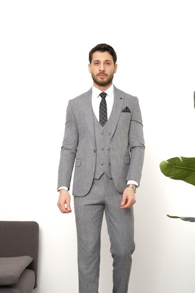 Mann im grauen Anzug mit Krawatte, steht vor weißem Hintergrund. Elegante Herrenmode, Business-Outfit, formelle Kleidung.