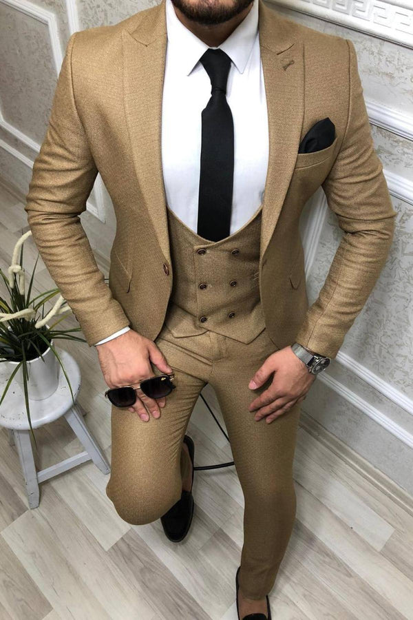 Mann in elegantem, beige Anzug mit Weste, weißem Hemd und schwarzer Krawatte. Stilvolle Herrenmode, Business-Outfit, modischer Look.