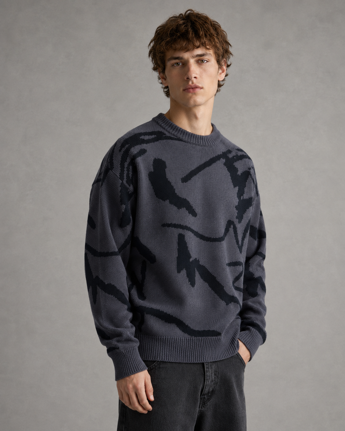 Seitliche Ansicht des locker geschnittenen Herren-Strickpullovers