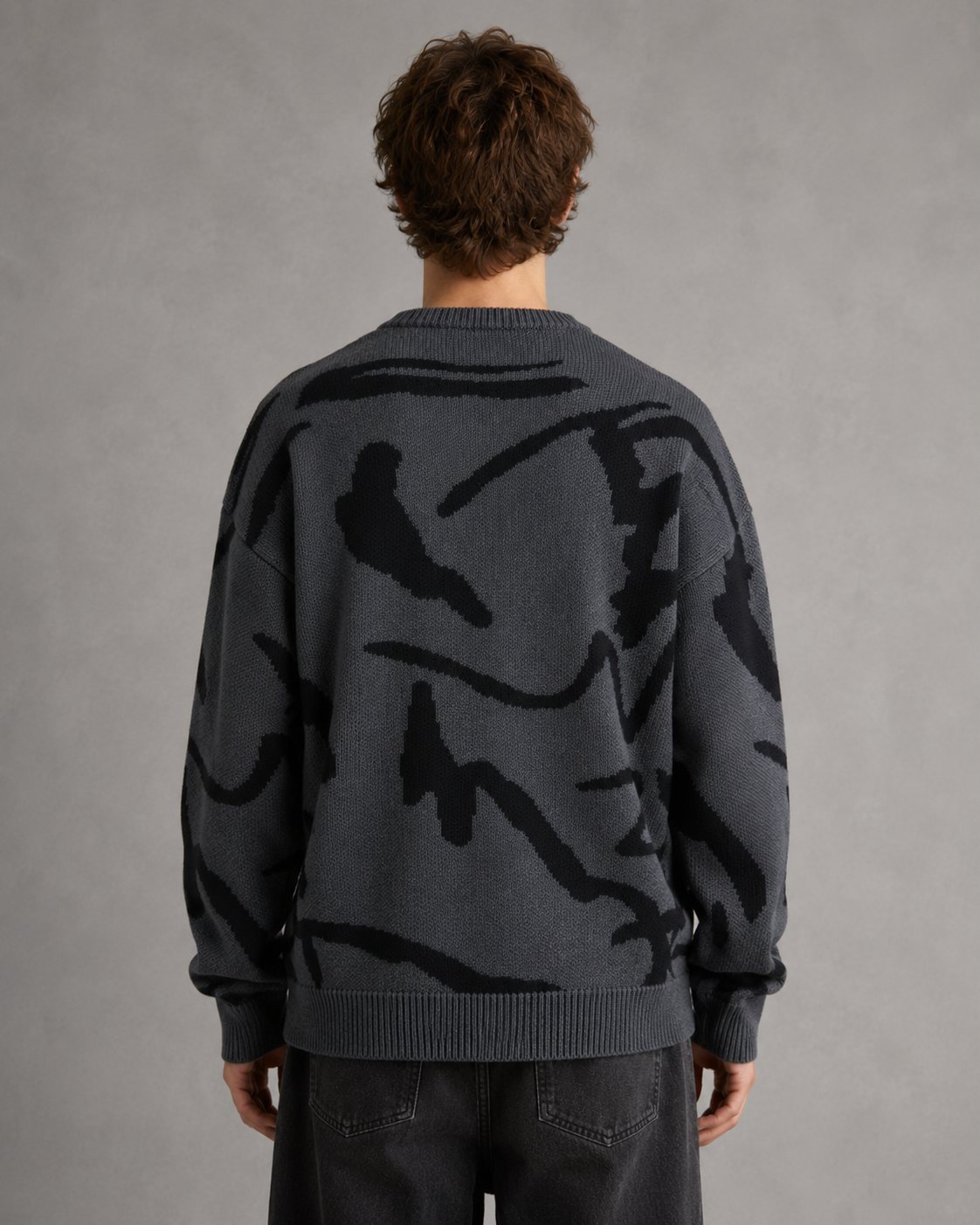 Rückansicht des Herren-Strickpullovers mit abstraktem Muster